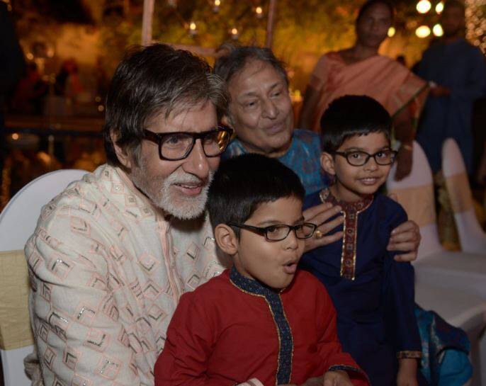 अमिताभ ने ट्विटर पर लिखा है कि उन्हें अमजद अली खान से इस बारे में ज्ञान मिला कि सितार persian शब्द से बना और original शब्द था 'सह _तार' ( सहयोगी तार ) 3 तार होते थे.