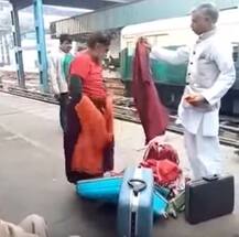 रेलवे स्टेशन पर कपड़े बदलते हुए दिखे \'बिग बॉस\' के स्वामी ओम, सोशल मीडिया पर वीडियो वायरल