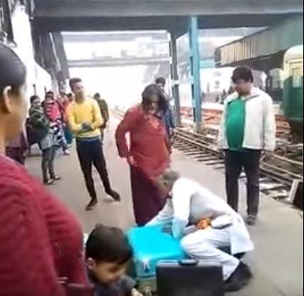 स्वामी ओम के इस वीडियो को करीब 10 लाख लोग अब तक देख चुके हैं. (All Photos- Youtube)