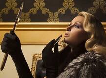 मैगजीन फोटशूट में पेरिस हिल्टन ने दिखाए बोल्डनेस के तेवर 