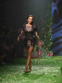 LFW में Splash के लिए रैंप पर उतरीं यूलिया वंतूर, बिखेरा हॉटनेस का जलवा