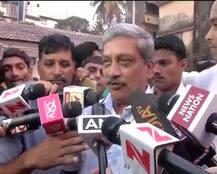 गोवा चुनाव: पर्रिकर ने डाला वोट, वापसी के सवाल पर साधी चुप्पी