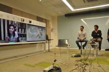 वीडियो कांफ्रेस के जरिए माहिरा ने की शाहरुख और लोगों से बातचीत