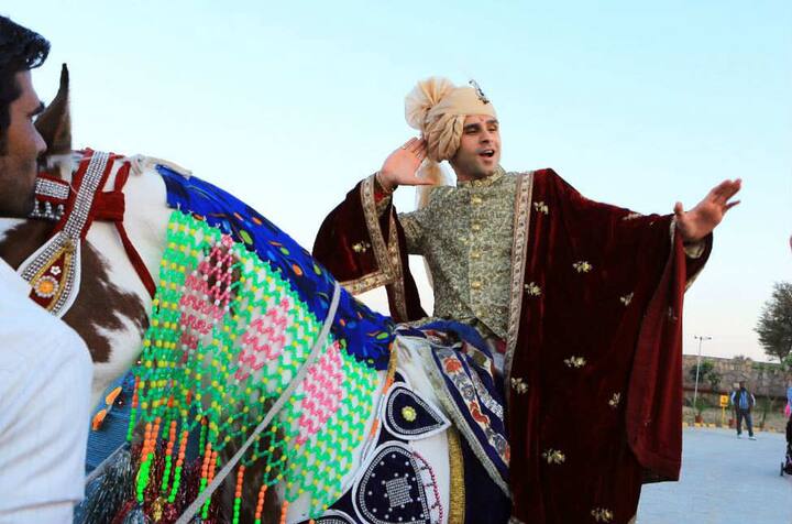 इंटरव्यू में गिरीश ने इस बात को भी माना कि वे शादीशुदा स्टेटस को छुपाना चाहते थे ताकि इसका बॉलीवुड करियर पर कोई असर न पड़े. उन्होंने कहा, “कृष्णा इस बात को लेकर थोड़े असमंजस में थीं लेकिन वो इस बात को समझ गई कि मेरे फिल्मीं करियर के लिए ये जरूरी है.”