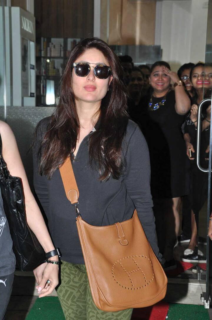 तस्वीर में करीना काफी स्लिम नजर आ रही हैं. करीना मां बनने के बाद से अपने वजन को कम कर रही हैं.