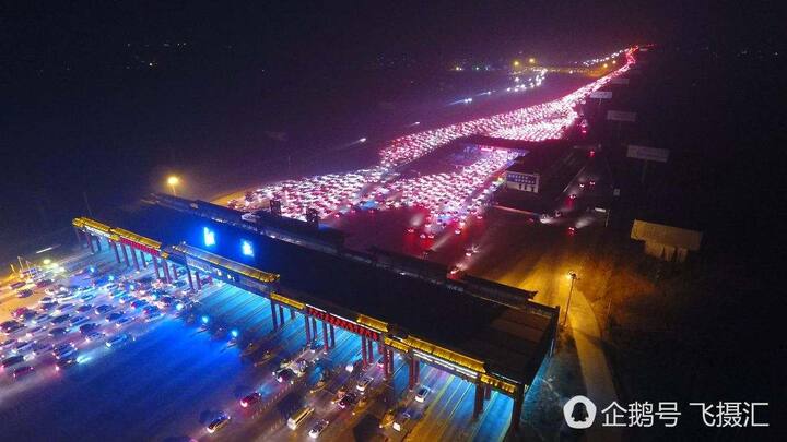 चीन में 2 फरवरी को बीजिंग-हांग कांग हाईवे पर लोगों को 50 किलोमीटर लंबे जाम का सामना करना पड़ा. मीडिया रिपोर्ट्स के मुताबिक चीन में इन दिनों सप्ताह भर के राष्ट्रीय हॉलिडे मनाने के बाद घर वापस आने लगे हैं. (All Photos-Twitter/@PDChina)