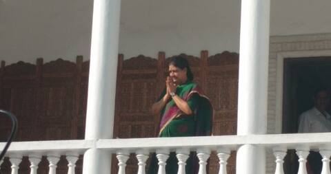 शशिकला होंगीं तमिलनाडु की अगली सीएम, पन्नीरसेल्वम ने दिया इस्तीफा शशिकला होंगीं तमिलनाडु की अगली सीएम, पन्नीरसेल्वम ने दिया इस्तीफा