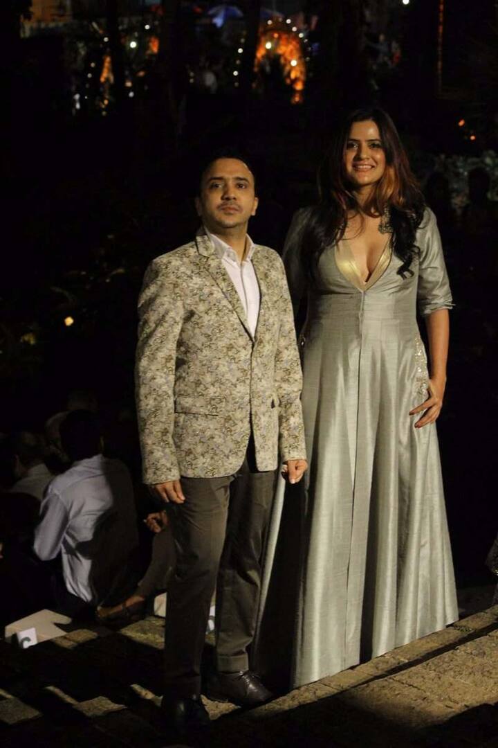 फिल्मों के लिए गाने के अलावा सोना देश और दुनियाभर में लाइव परफॉर्मेंस भी करती रहती हैं.