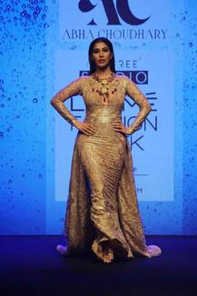 Lakme Fashion Week 2017: दीपिका-प्रियंका के बाद अब सोफी चौधरी ने भी पहनी गोल्डन ड्रेस