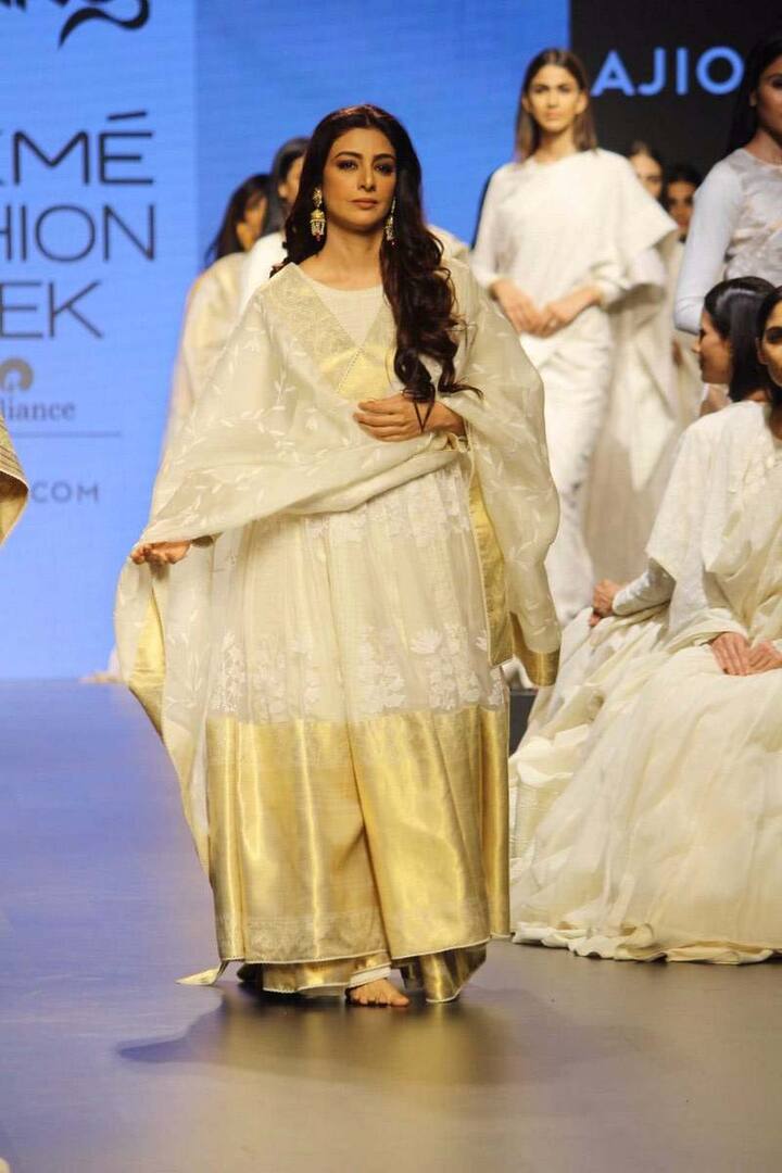 दिग्गज बॉलीवुड अभिनेत्री तब्बू ने लैक्मे फैशन वीक में रैंप पर चहलकदमी की.