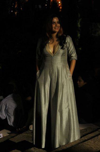 40 साल की जानी-मानी बॉलीवुड सिंगर सोना मोहापात्रा ने लैक्मे फैशन वीक के दौरान रैंप पर चहलकदमी की.