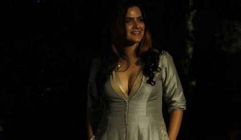 Lakme Fashion Week 2017: मशहूर सिंगर सोना ने दिखाया हॉटनेस का जलवा Lakme Fashion Week 2017: मशहूर सिंगर सोना ने दिखाया हॉटनेस का जलवा