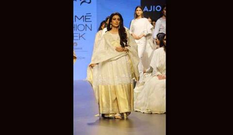 Lakme Fashion Week 2017: तब्बू ने बिखेरी मासूमियत की छटा Lakme Fashion Week 2017: तब्बू ने बिखेरी मासूमियत की छटा