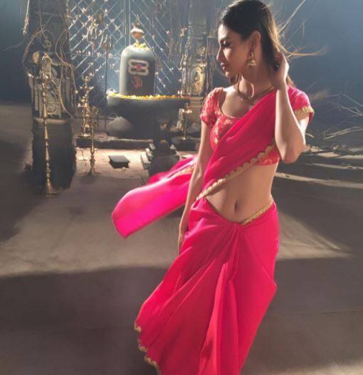 पिंक साड़ी में नजर आया मौनी रॉय का खूबसूरत अंदाज Pics Tv Actress Mouni Roy Looks Elegantly Hot In A Pink Sari On Set Of Naagin 2 पिंक साड़ी में नजर आया मौनी रॉय का खूबसूरत अंदाज