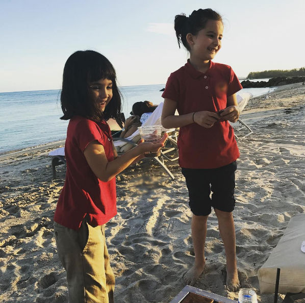 बीच पर एंजॉय कर रही प्रियंका ने दो बच्चों क्लो और एलेक्सा की तस्वीर भी अपने इंस्टाग्राम पर शेयर की. उन्होंने दोनों को अपना नया दोस्त बताया.