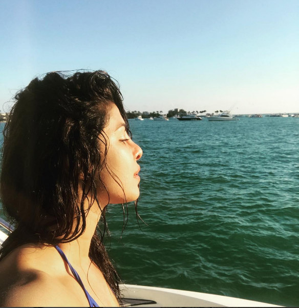 प्रियंका चोपड़ा फिलहाल अमेरिकी टीवी शो क्वांटिको-2 में काम कर रही हैं. अपने बिजी शेड्यूल से वक्त निकाल कर प्रियंका चोपड़ा बीच पर छुट्टियां मना रहीं हैं.