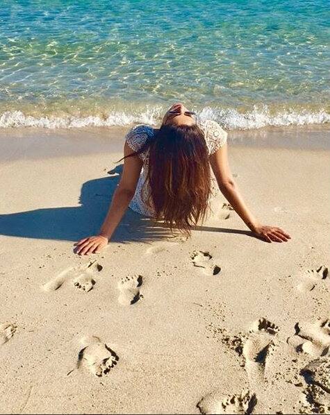 इस दौरान प्रियंका कुछ खूबसूरत लम्हें गुजारने के लिए एक बीच पर जा पहुंची.