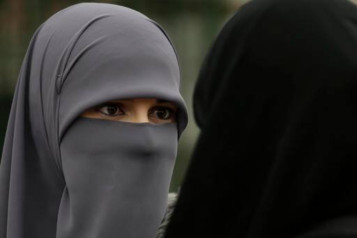 हिजाब उतारने से छात्रा का इनकार, गोवा-दिल्ली में नहीं देने दी गई NET परीक्षा Two Women in hijab denies entry in NET exam centres in Delhi, Goa हिजाब उतारने से छात्रा का इनकार, गोवा-दिल्ली में नहीं देने दी गई NET परीक्षा
