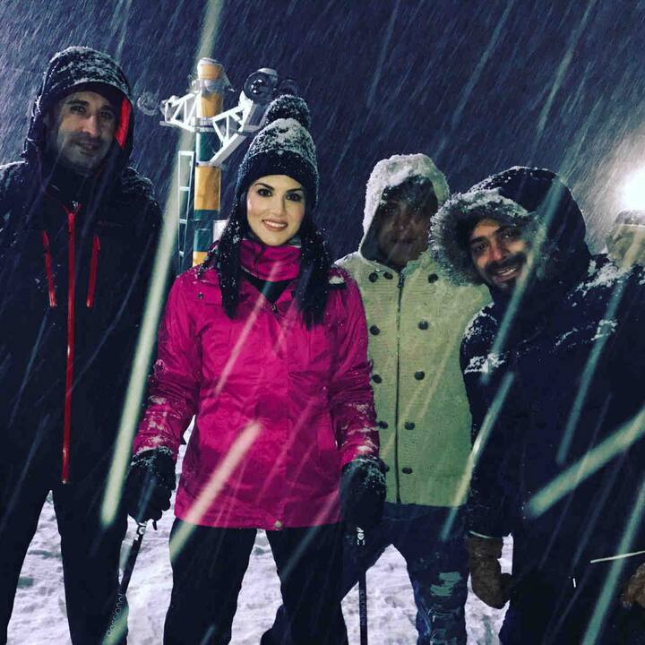 सनी लियोनी के साथ उनके कुछ खास दोस्त भी मौजूद थे. (Photo: Twitter)