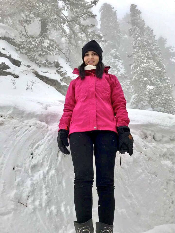 पिंक जैकेट पर सनी लियोनी पर फब रही थी. (Photo: Twitter)