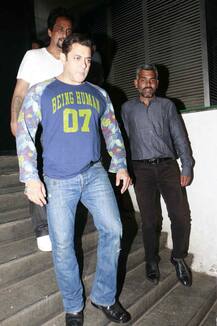 PICS: \'ट्यूबलाइट\' की शूटिंग खत्म, सलमान ने गर्लफ्रेंड यूलिया और स्टारकास्ट के साथ की पार्टी 