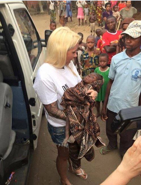 लेकिन कहा जाता है कि जिसका कोई नहीं उसकी मदद खुदा करता है. एंजा रिग्रेन लोवेन नाम की इस जर्मन सोशल वर्कर की नजर जब सड़क पर पड़े होप पर पड़ी तो वह तुरंत मदद के लिए दौड़ी.