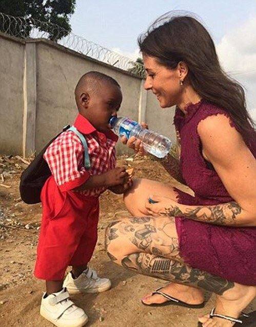 एक साल बाद सब कुछ बदल गया, होप की जिंदगी पूरी तरह बदल गई और उसके नन्हें कदम पहली बार स्कूल की तरफ बढ़े.