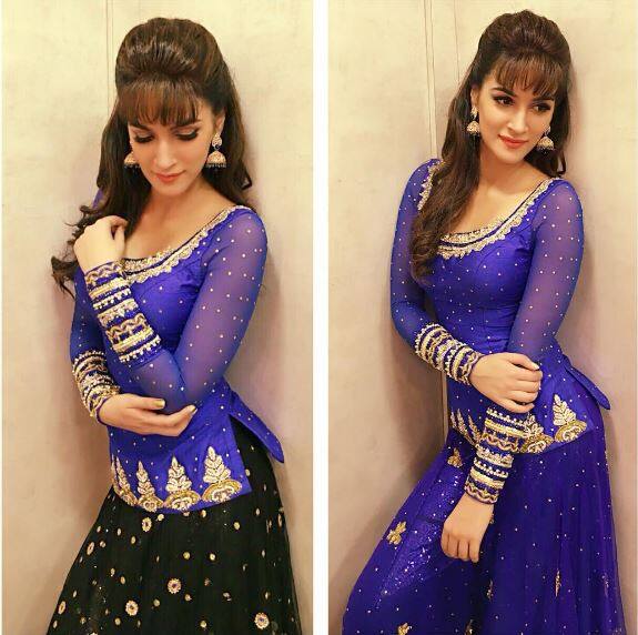 हर तहर के ड्रेस में कृति की खूबसूरती लोगों की नजरों में उतर जाती है.