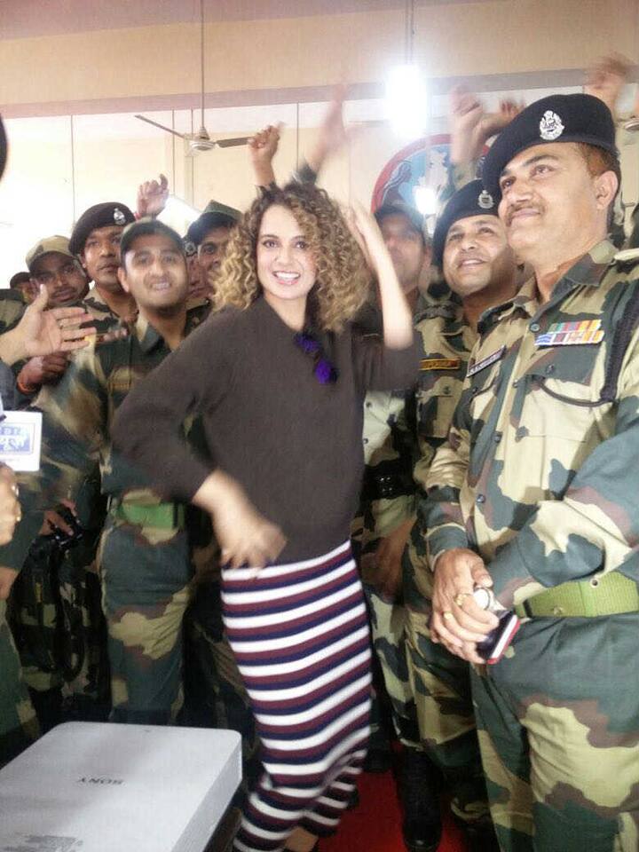 इस दौरान कंगना रनौत ने जवानों का मनोरंजन करने के लिए उनके साथ डांस भी किया.