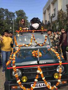 SEE PICS: \'रंगून\' के प्रमोशन के दौरान BSF के जवानों से मिलीं कंगना रनौत 