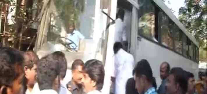 तमिलनाडु में सियासी पारा चढ़ा, 130 विधायकों को बस से फाइव स्टार होटल भेजा गया