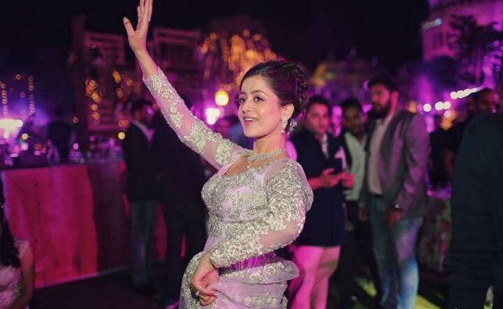 अपनी सगाई में रुक्मिणि ने दिल खोल कर डांस भी किया. इस दौरान वो काफी खूबसूरत लग रही थी.