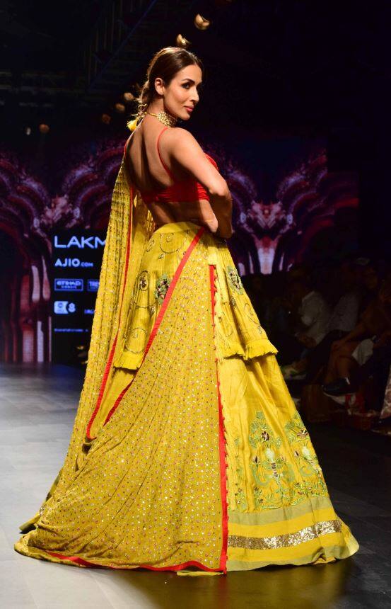 अभिनेत्री ने हाल ही में समाप्त हुए लैक्मे फैशन वीक समर/रिसॉर्ट 2017 में डिजाइनर दिव्या रेड्डी के लिए रैंप वॉक किया था. मलाइका का कहना है कि अगर उन्हें अपना समय देने योग्य कोई फिल्म पसंद आई तो वह इसे करने के बारे सोच सकती हैं.