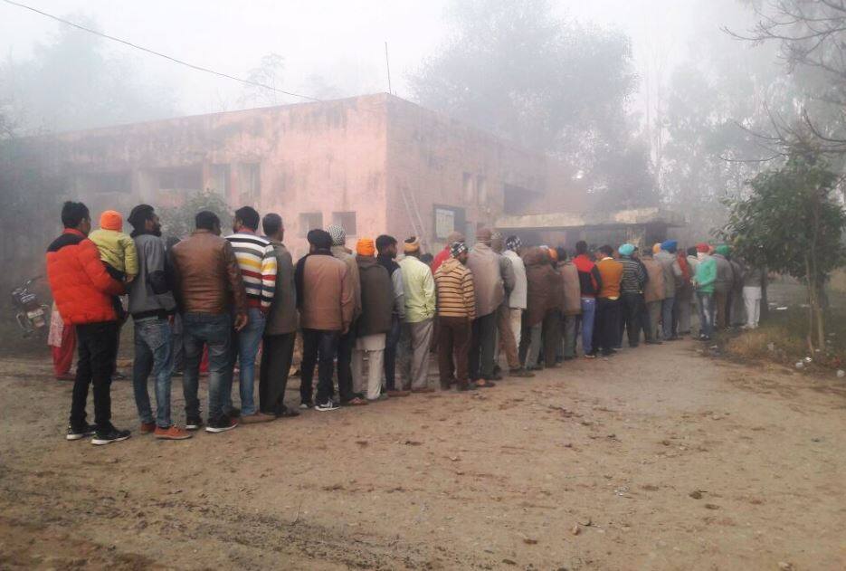 पंजाब चुनाव: VVPAT में खराबी के कारण 48 पोलिंग बूथों पर दोबारा डाले जा रहे हैं वोट Punjab Election 2017 Repolling On 48 Polling Stations पंजाब चुनाव: VVPAT में खराबी के कारण 48 पोलिंग बूथों पर दोबारा डाले जा रहे हैं वोट