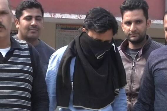 नोएडा 'लाइक' घोटाला : अरबों की ठगी में बैंककर्मी भी गिरफ्तार, किया था करोड़ों का गोलमाल