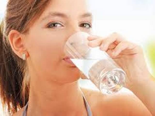 पानी – पानी पीने से ना सिर्फ त्वचा पर ग्लो आता है बल्कि त्वचा पर पड़ने वाली झुरिर्यों और पिंपल्स की समस्या को भी दूर किया जा सकता है. इन फूड्स को खाने के साथ ही मीठा, नमक और तले हुए खाने से दूर रहें. कुछ ही समय में आप देखेंगे कि आपकी त्वचा में रंगत आ गई.