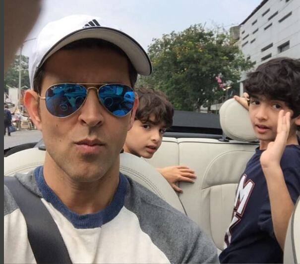 रितिक अक्सर सोशल मीडिया पर अपने बच्चों के साथ मस्ती करते हुए तस्वीरें शेयर करते रहते हैं. रितिक नए साल के मौके पर बच्चों के साथ विदेश भी गए थे.