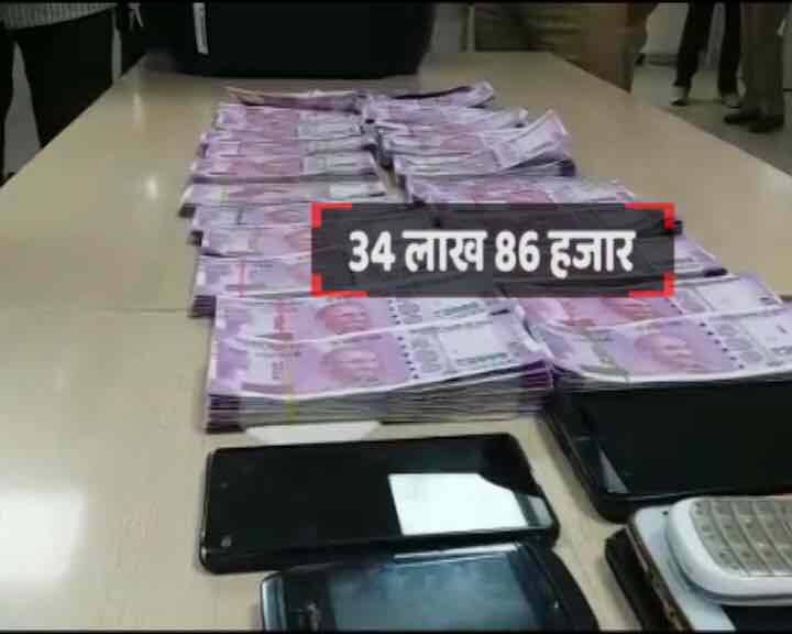 सबसे हैरान करने वाली बात ये है कि हिरासत में लिए गए चारों आरोपी स्टूडेंट्स हैं और एक आरोपी ने तो बीटेक की पढ़ाई की है. पुलिस ने इनके पास से कुल 34 लाख 86 हजार के नकली नोट बरामद किए हैं.