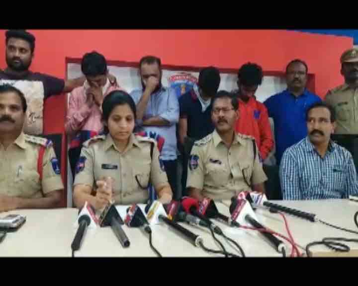 पुलिस  के मुताबिक कॉलेज की कैंटीन में दो स्टूडेंट ने खाने के लिए कुछ सामान खरीदा और सैम नंबर के दो नोट कैंटीन वाले को दिए. जिस पर कैंटीन वाले को शक हुआ और फिर उसने पुलिस को फोन कर दिया.