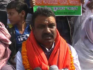 विनोद यादव का कहना है कि वह अन्य दलों की तरह पैसा देकर टिकट नहीं लिया है. मेरे पास चुनाव लड़ने के लिए पैसे नहीं है और ना ही वाहन से आने के लिए पैसे, मेरे समर्थक चंदा देकर चुनाव लड़ा रहे है इस लिए मै बैलगाड़ी से नामांकन करने आया हूं. 