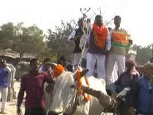 यूपी चुनाव : बैल गाड़ी चलाकर नामांकन दाखिल करने पहुंचा ये प्रत्याशी