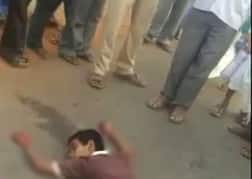 शर्मनाक : कर्नाटक में मौत से जूझता रहा किशोर, वीडियो बनाते रहे तमाशबीन