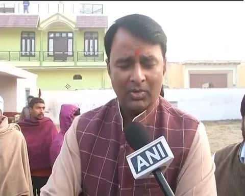 बूथ पर पिस्तौल ले जाने के आरोप में बीजेपी MLA संगीत सोम का भाई हिरासत में बूथ पर पिस्तौल ले जाने के आरोप में बीजेपी MLA संगीत सोम का भाई हिरासत में