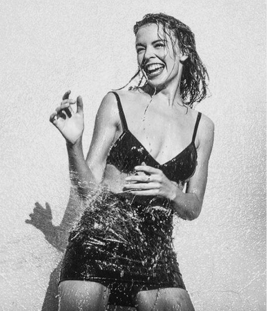 मिनॉग के चश्मे के इस ब्रांड से जुड़ने की घोषणा उनके मंगेतर के साथ हुए अलगाव की पुष्टि के एक हफ्ते बाद हुई है.