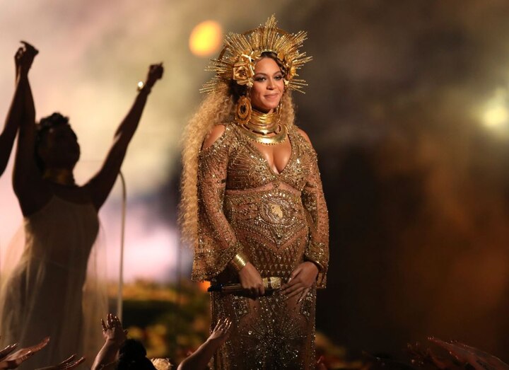 Pregnant Beyonce Performed At 59th Grammy Awards ग्रैमी अवॉर्ड्स में प्रेग्नेंट बेयोंसे ने स्टेज पर परफॉर्म कर सबको चौंकाया