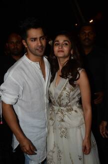 \'बद्रीनाथ की दुल्हनियां\' के प्रमोशन के लिए एक इवेंट पर पहुंचे आलिया भट्ट और वरुण धवन