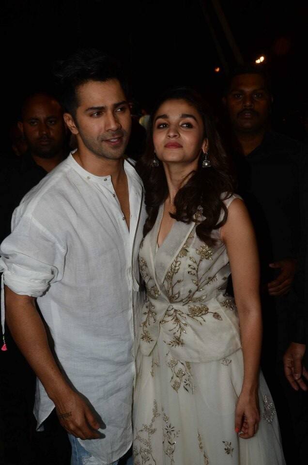 काला घोड़ा फेस्टिवल के दौरान अपनी फिल्म के प्रमोशन के लिए आलिया भट्ट वरुण धवन एक इवेंट पर पहुंचे थे जहां उन्होंने जम कर मस्ती की.