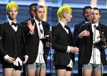 ‘ट्वेन्टी वन पायलट्स’ की जोड़ी पैंट उतारकर पहुंची ग्रैमी लेने