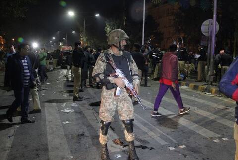 लाहौर में एसेंबली के पास बड़ा धमाका, डीआईजी ट्रैफिक समेत 16 की मौत लाहौर में एसेंबली के पास बड़ा धमाका, डीआईजी ट्रैफिक समेत 16 की मौत