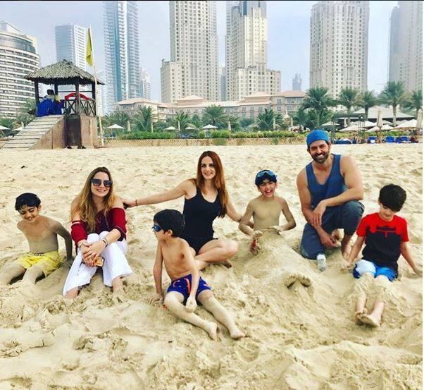 कुछ समय पहले सुजैन ने इंस्टाग्राम पर जो तस्वीरें शेयर की थी, उन तस्वीरों में उनके पूर्व पति, बॉलीवुड अदाकार रितिक रोशन भी उनके और बच्चों के साथ दिखे थे. (तस्वीर- इंस्टाग्राम)